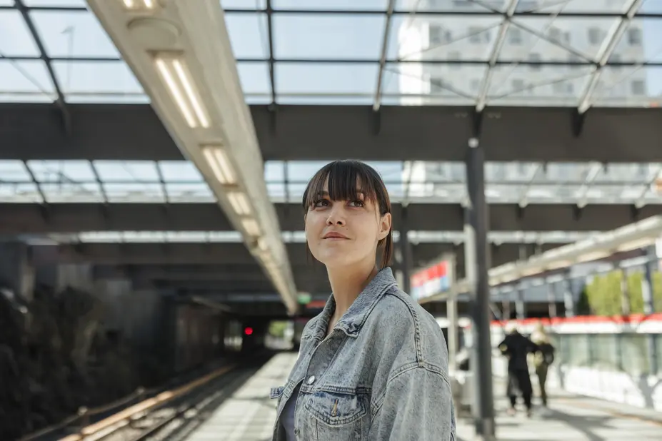 Työntekijä seisoo Rastilan metroasemalla.