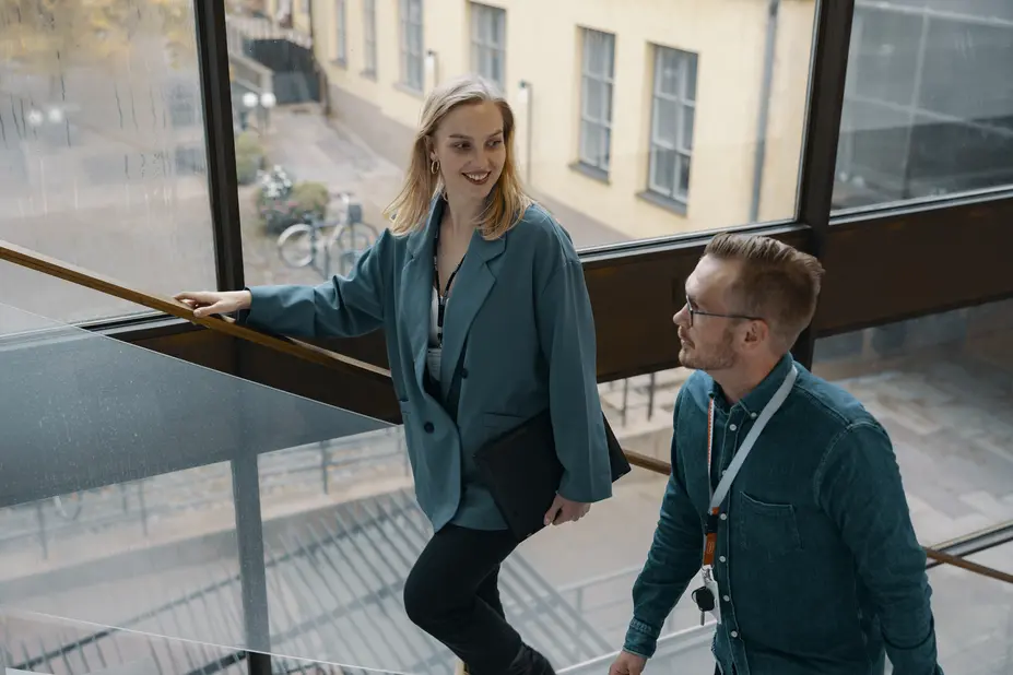Työntekijät kävelevät portaita ylös.
