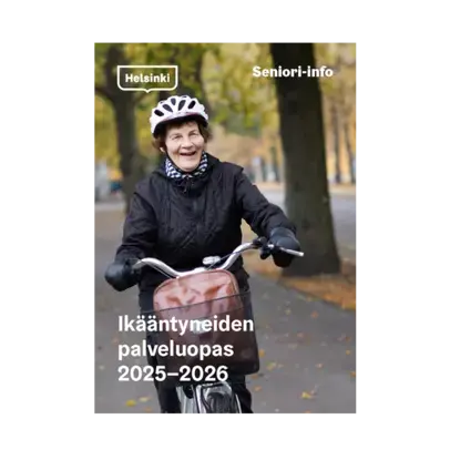 Seniori ajaa pyörällä. 