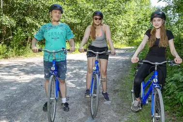 Ungdomar som cyklar.