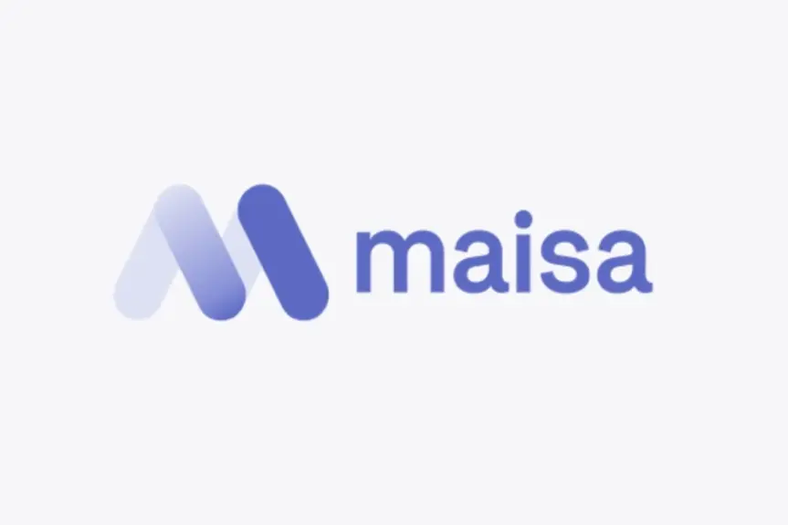 Nainen katsoo puhelinta