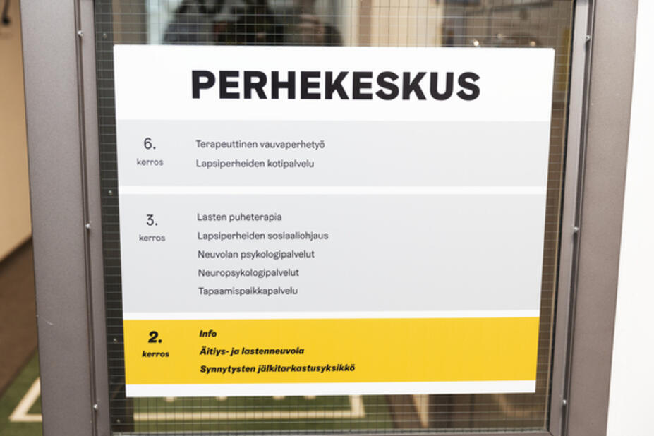 Kampin perhekeskuksen Ruoholahden toimipisteen toisessa kerroksessa on infopiste, äitiys- ja lastenneuvola sekä synnytysten jälkitarkastusyksikkö. Kolmannessa kerroksessa on lasten puheterapia, lapsiperheiden sosiaaliohjaus, neuvolan psykologipalvelut, neuropsykologipalvelut sekä tapaamispaikkapalvelu. Kuudennessa kerroksessa on terapeuttinen vauvaperhetyö sekä lapsiperheiden kotipalvelu.